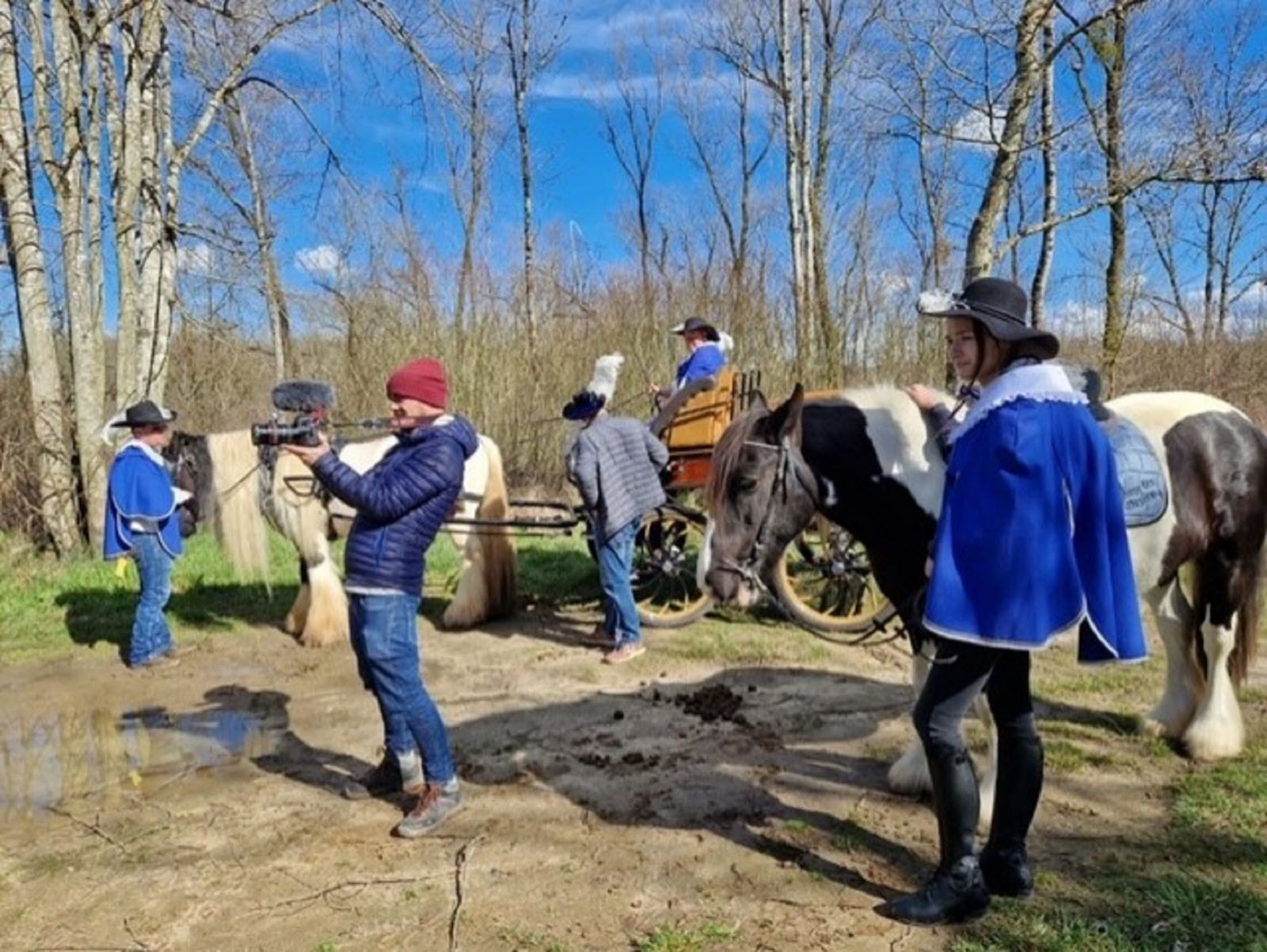 caméras de ushuaïaTv en plein tournage avec costumes d'Artagnan