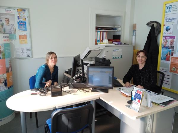 Séverine et Marie derrières les bureaux de l'espace France Services pour carte identité