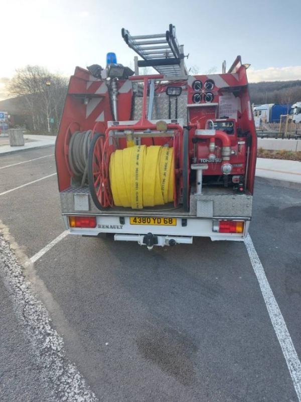 photo de l'arrière du nouveau camion de pompier