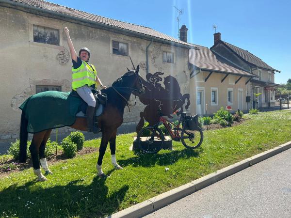 cavalière hollandaise devant statue d'Artagnan du bourg