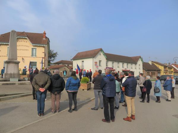 photo des saints-croyards devant le monuments aux morts