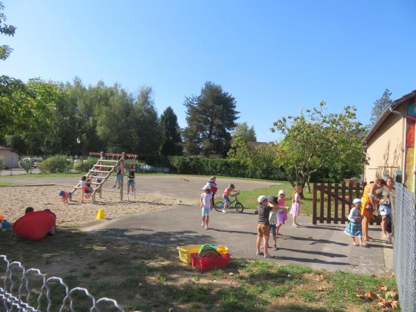 Cour de récréation avec enfants qui jouent